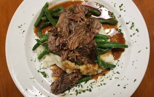 beef with mashed potatoes and green beans