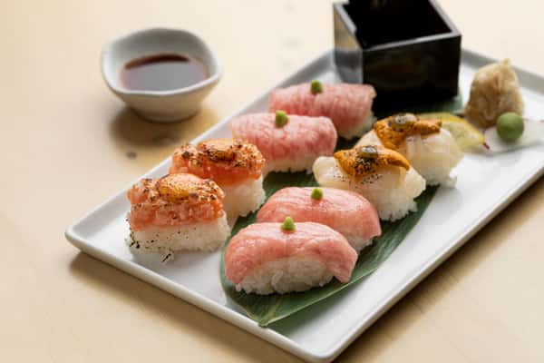 Premium Grab Hand Roll (8 Pieces)
