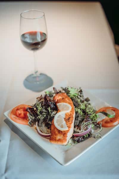 Arugula salad with salmon and wine