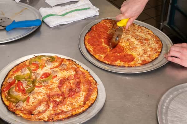 server slicing pizzas