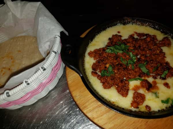 Queso Fundido con Chorizo