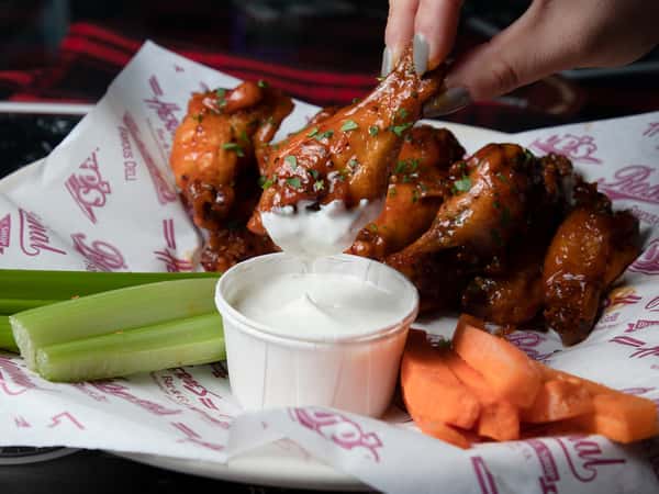 25.WingsActionShot_001_RoscoesFamousDeli_2