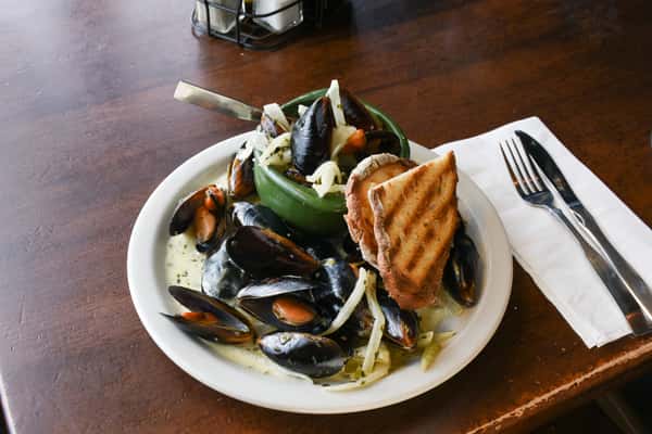 Mussels in Garlic Cream Sauce