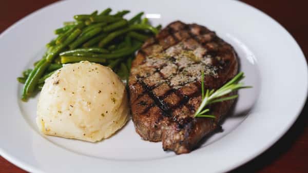 steak, mashed potatoes, and green beans