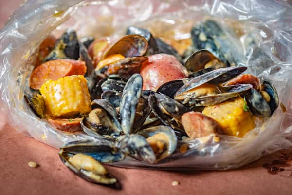 MUSSELS WITH SRIRACHA CHEESE SAUCE