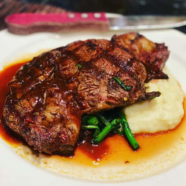 Steak with mashed potatoes and green beans