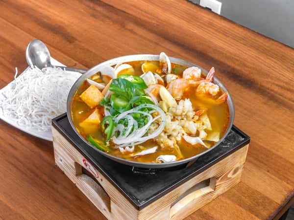 spicy seafood hot pot