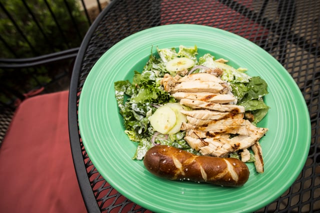 Grilled Chicken House Salad - Deano's Grill & Tapworks - Sports