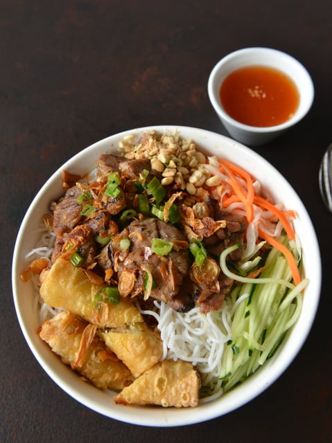 P Egg Rolls BBQ Pork Vermicelli B n Ch Gi Th t N ng