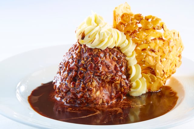 Café Pacific Signature Pecan Ball