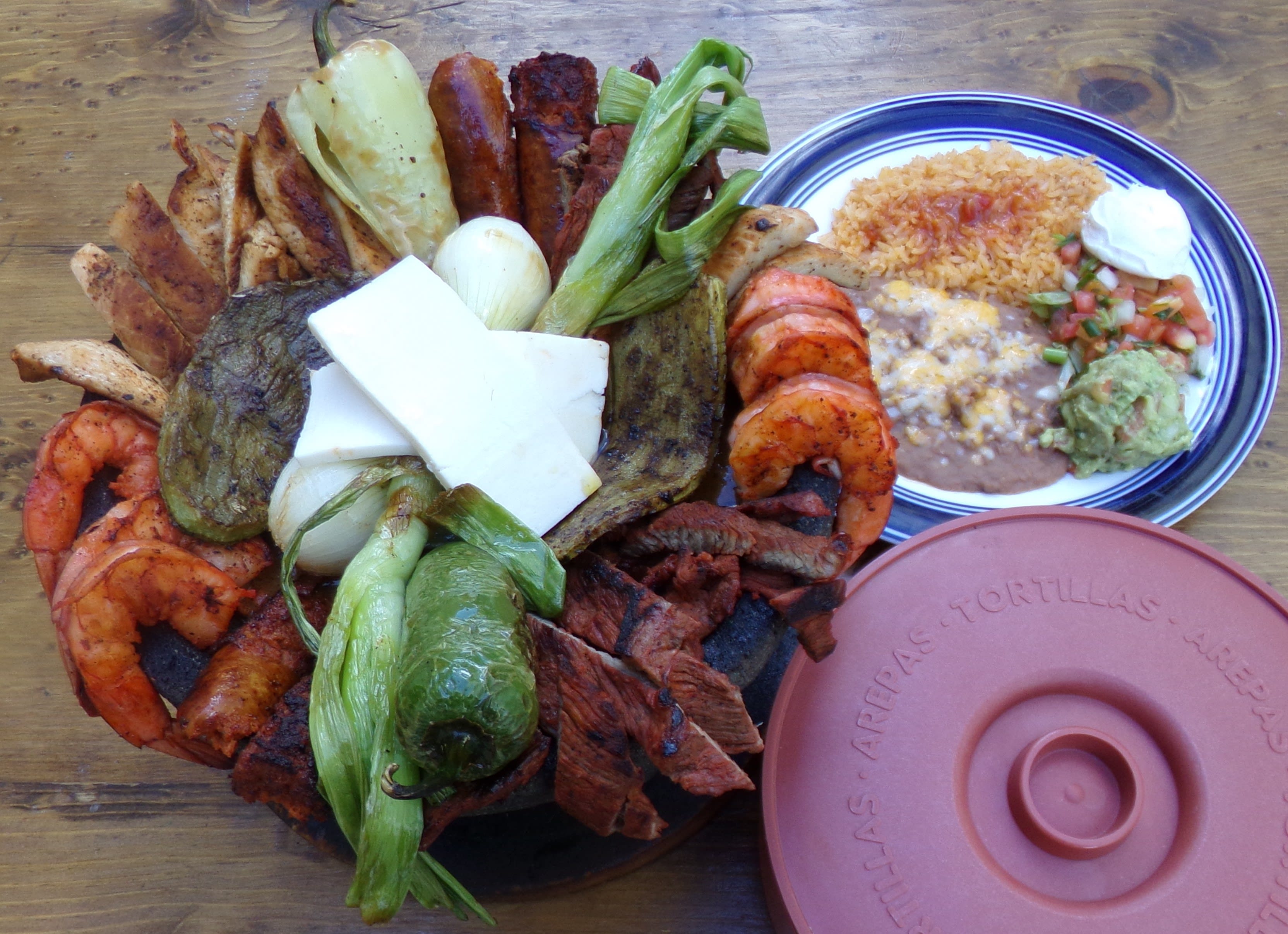 Mega Mercado Restaurant and supermarket - Molcajete CIELO, MAR 🌊 & TIERRA  🌎, Este mexicano platillo con res, pollo y camarones es perfecto para  festejar a lo grande y compartir en familia.