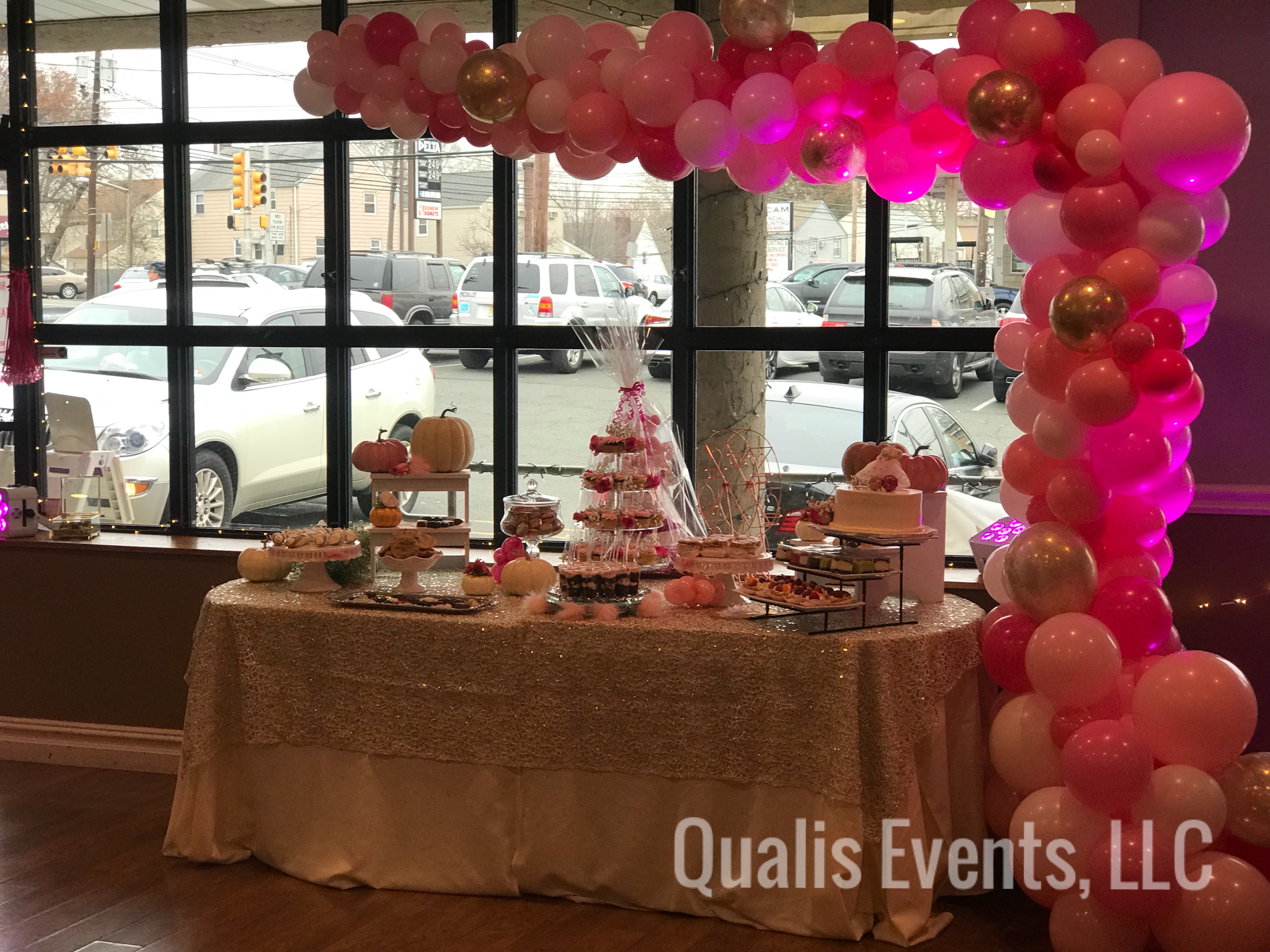 Premium Photo  A black and gold party theme with a black tablecloth and  black and gold balloons.