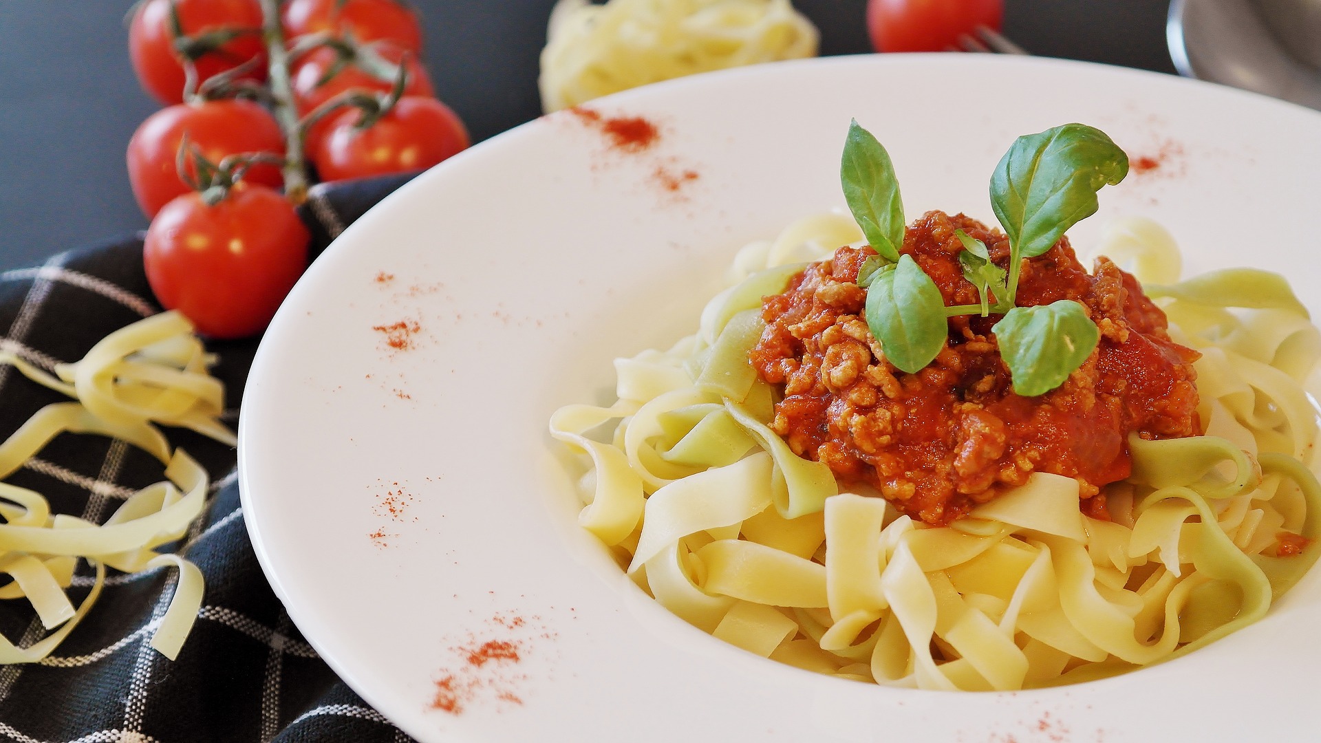 prendere lontano cucinato pasta nel un' plastica contenitore 22568074 Stock  Photo su Vecteezy