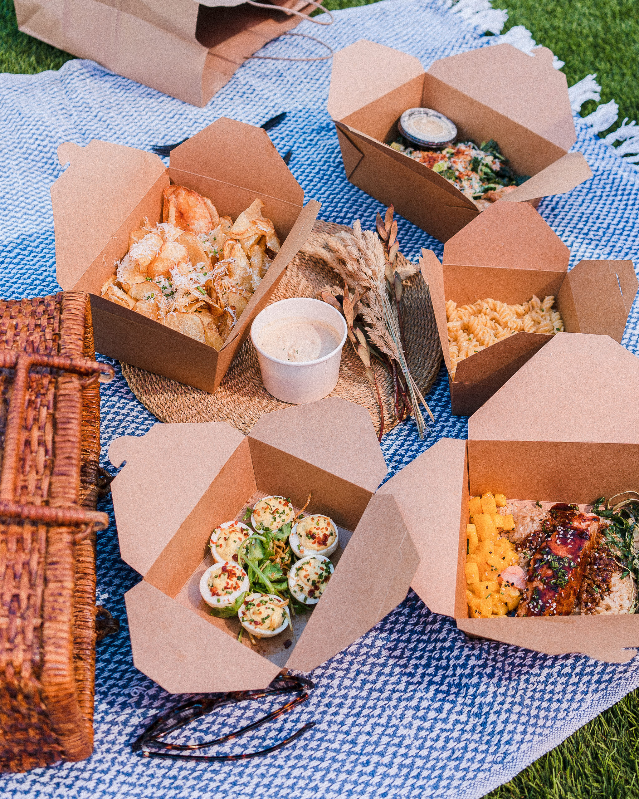 Raves Reviews The Montauk Brunch Lunch Dinner Happy Hour Live Music Djs In Old Town Scottsdale Arizona East Coast Food Served Out West