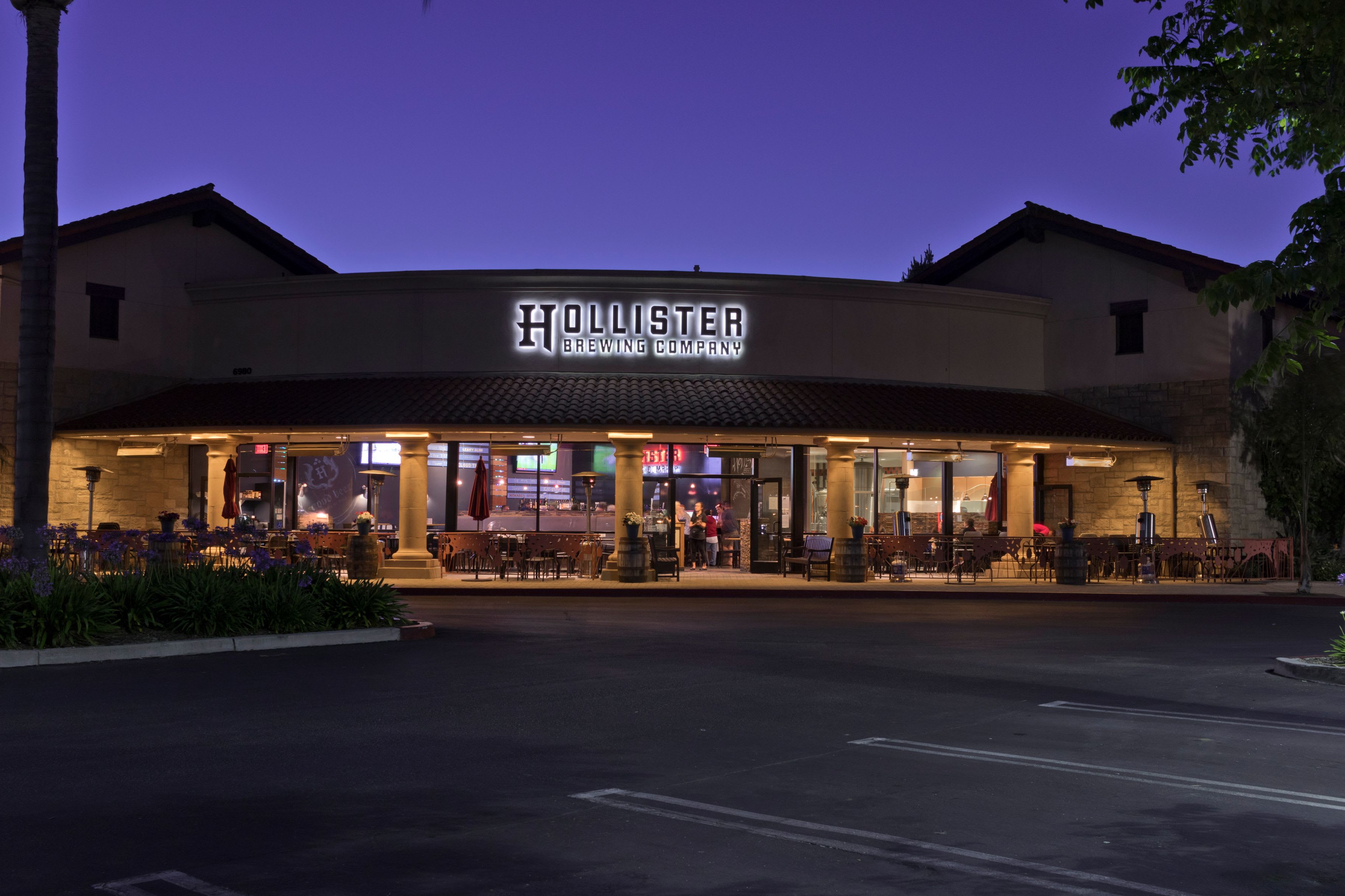 hollister near me hours